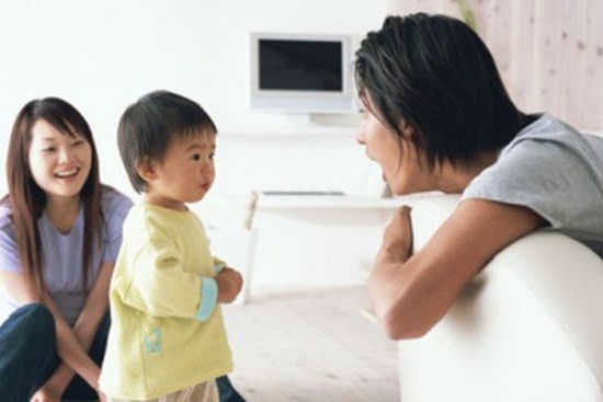 Mẹ la mắng thế nào con gái 4 tuổi cũng không chịu chào người lớn, chỉ nhờ làm những điều này mà cô bé thay đổi hoàn toàn