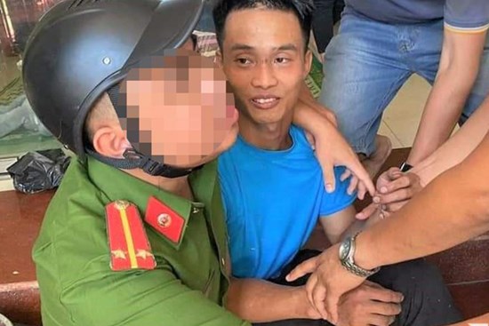 Gặp nhân chứng thấy Triệu Quân Sự nghỉ bên bụi tre, âm thầm vây bắt