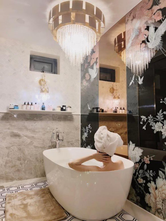 Dọn khỏi biệt thự sống cùng chồng cũ: Lệ Quyên dát vàng nơi ở, Phương Lê vẫn sang chảnh-4