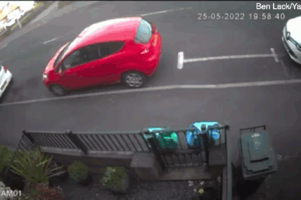 Siêu xe Ferrari SF90 nát bét đầu sau cú đâm dồn 5 ô tô đang đỗ