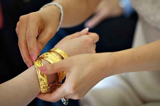 Mở món quà mẹ kế tặng trong ngày cưới, tôi nghẹn ngào hối hận tột cùng