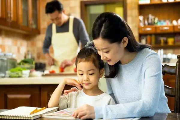 5 sai lầm thường gặp trong cách nuôi dạy con cái của cha mẹ khiến con trai gia trưởng, con gái dễ bị cám dỗ-3