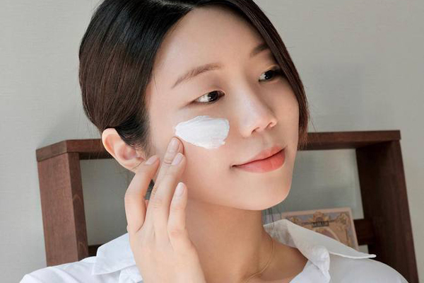 Mắc 4 lỗi sai khi thoa kem chống nắng, bảo sao da dẻ chị em cứ mãi bết dính, lớp trang điểm lại nhanh trôi-4