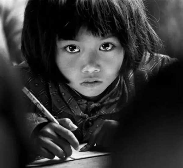 Cô bé nghèo miền núi với đôi mắt lấp lánh từng lay động trái tim người Trung Quốc: Một bức ảnh vô tình thay đổi cả cuộc đời-1
