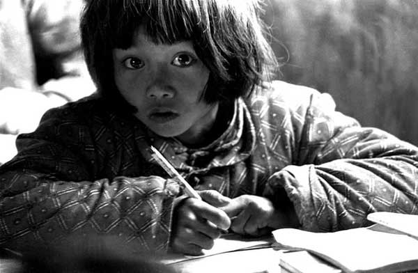 Cô bé nghèo miền núi với đôi mắt lấp lánh từng lay động trái tim người Trung Quốc: Một bức ảnh vô tình thay đổi cả cuộc đời-2