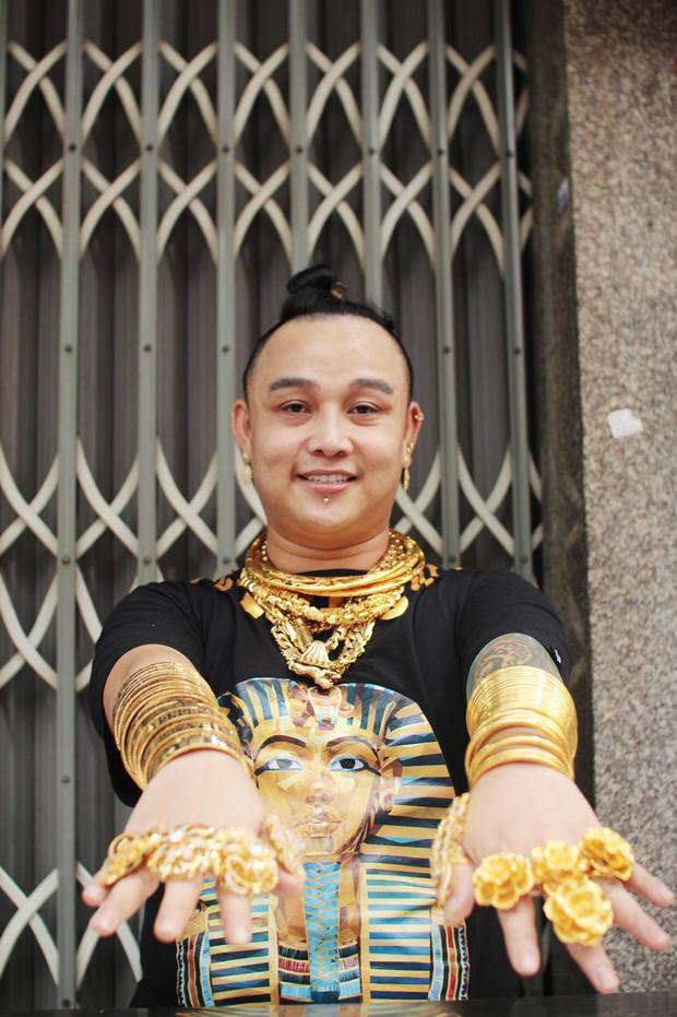 Chủ quán chân gà đeo gần 100 lượng vàng trên người: Ngủ vẫn đeo, đi xa có người bảo vệ-1