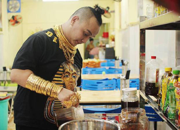 Chủ quán chân gà đeo gần 100 lượng vàng trên người: Ngủ vẫn đeo, đi xa có người bảo vệ-3