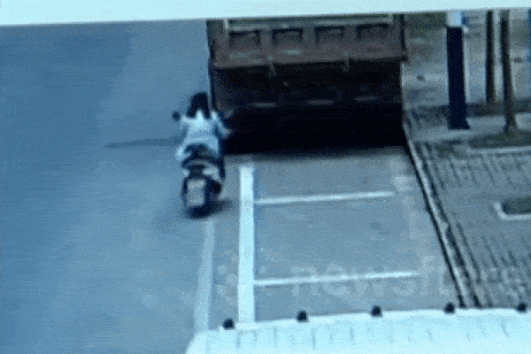 Vừa lái xe vừa dùng điện thoại, cô gái đâm thẳng vào đuôi xe tải, gục ngã tại chỗ