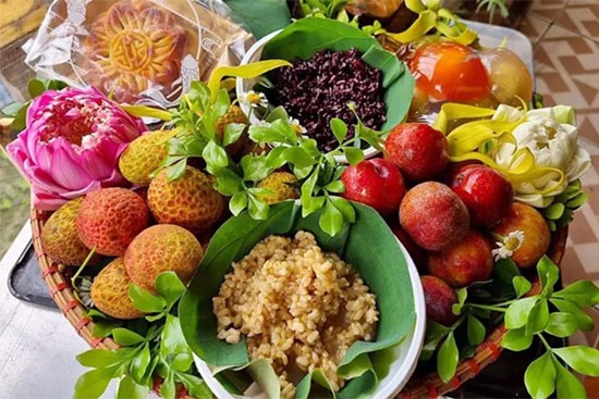 Đắt nhất chợ Tết Đoan ngọ, mâm lễ cơm rượu, trái cây gần 2 triệu đồng