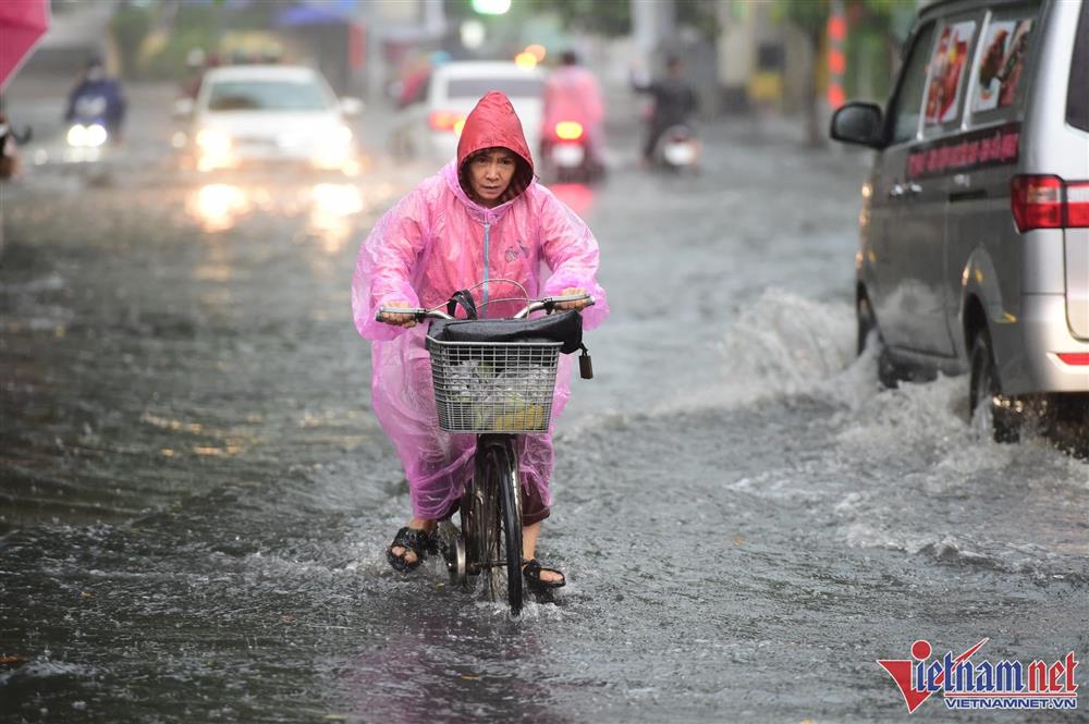 Sấm sét ầm trời, TP.HCM mưa xối xả rồi ngập khắp ngả-2