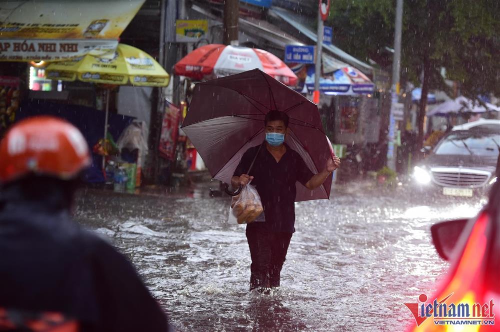 Sấm sét ầm trời, TP.HCM mưa xối xả rồi ngập khắp ngả-4