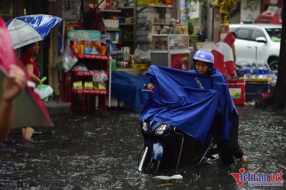 Sấm sét ầm trời, TP.HCM mưa xối xả rồi ngập khắp ngả-5