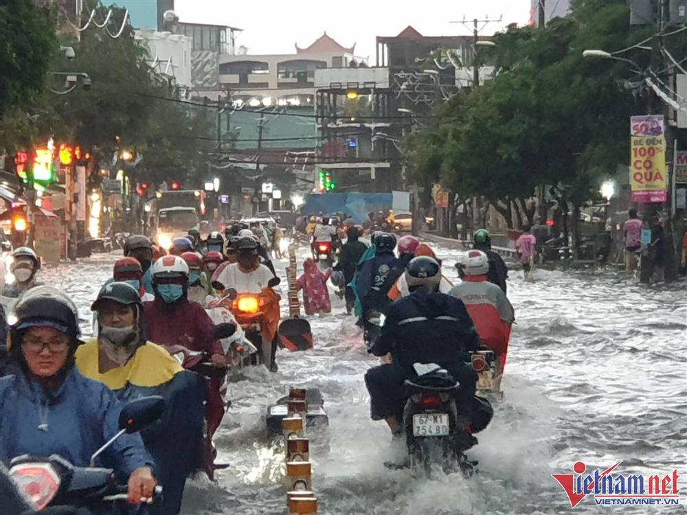 Sấm sét ầm trời, TP.HCM mưa xối xả rồi ngập khắp ngả-10
