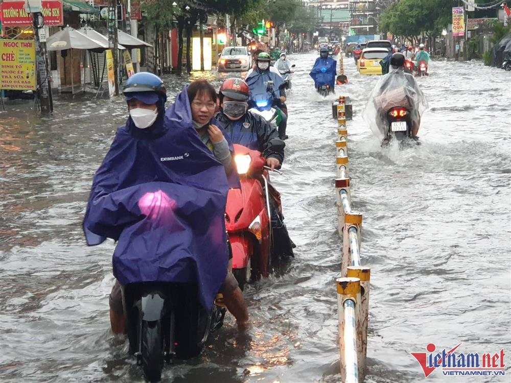 Sấm sét ầm trời, TP.HCM mưa xối xả rồi ngập khắp ngả-7