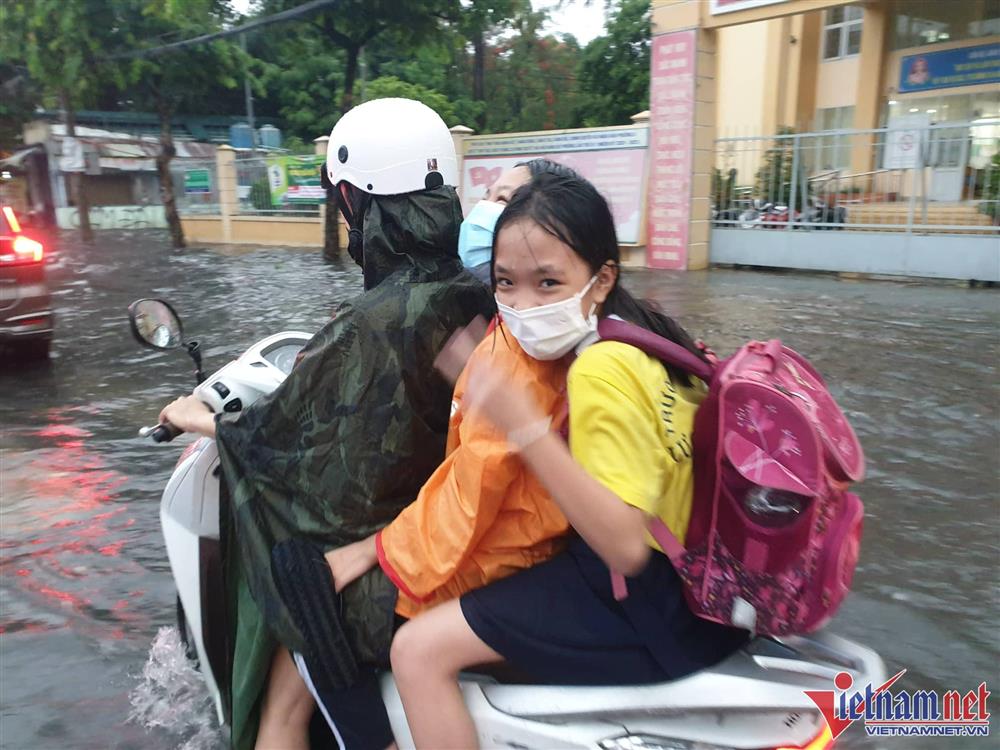 Sấm sét ầm trời, TP.HCM mưa xối xả rồi ngập khắp ngả-8