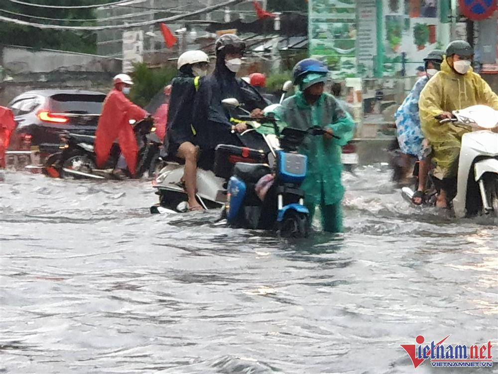 Sấm sét ầm trời, TP.HCM mưa xối xả rồi ngập khắp ngả-9