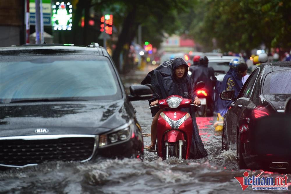 Sấm sét ầm trời, TP.HCM mưa xối xả rồi ngập khắp ngả-12