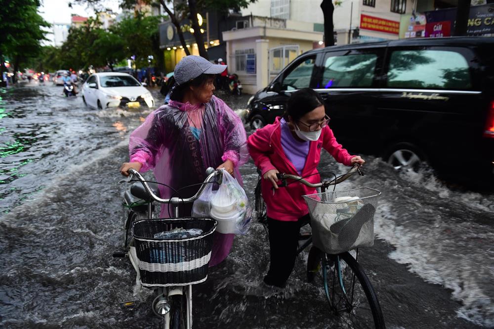 Sấm sét ầm trời, TP.HCM mưa xối xả rồi ngập khắp ngả-14