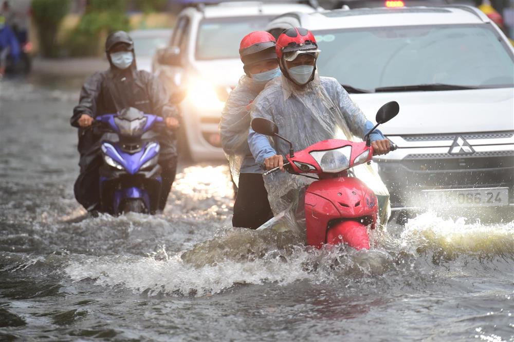 Sấm sét ầm trời, TP.HCM mưa xối xả rồi ngập khắp ngả-15