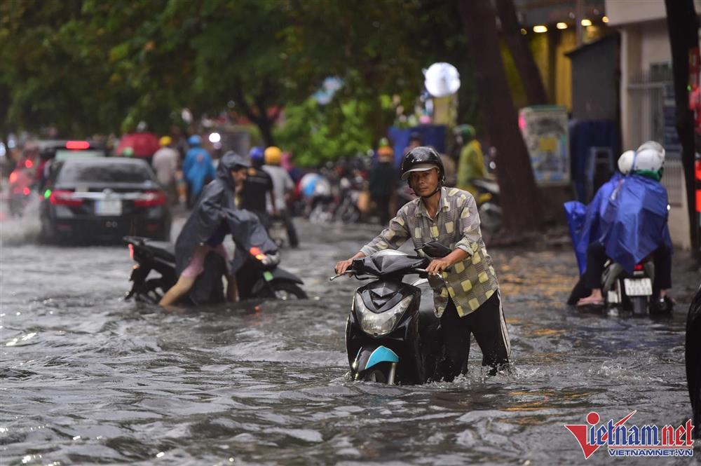 Sấm sét ầm trời, TP.HCM mưa xối xả rồi ngập khắp ngả-18