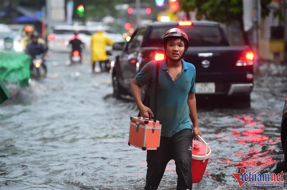 Sấm sét ầm trời, TP.HCM mưa xối xả rồi ngập khắp ngả-19