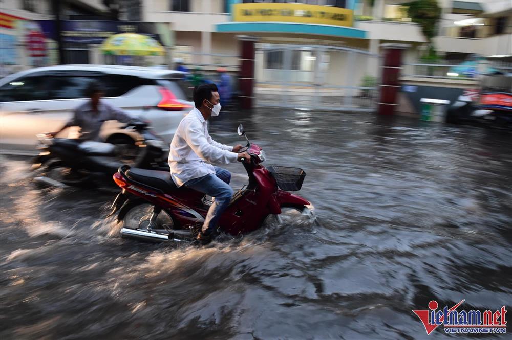 Sấm sét ầm trời, TP.HCM mưa xối xả rồi ngập khắp ngả-21