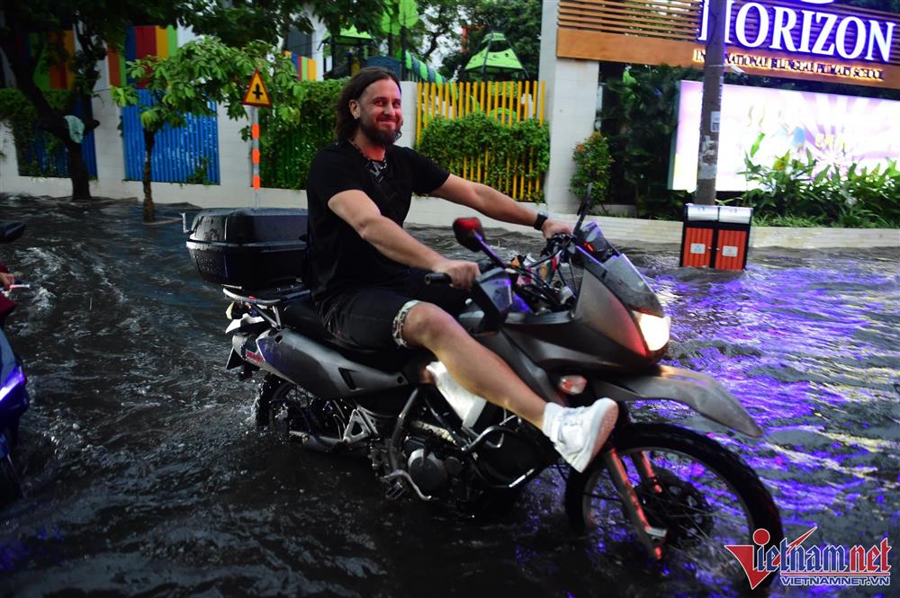 Sấm sét ầm trời, TP.HCM mưa xối xả rồi ngập khắp ngả-23