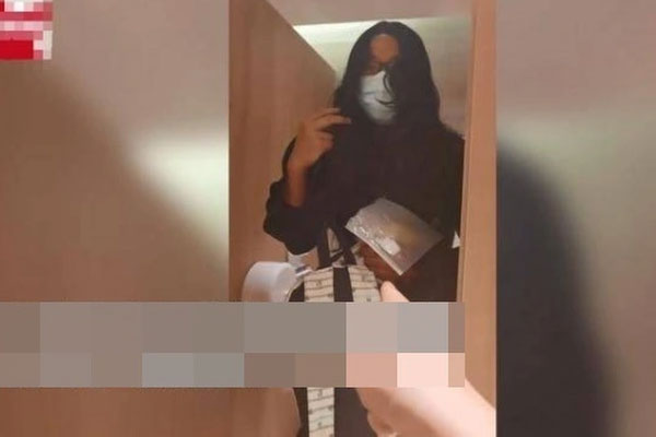 Nghe tiếng động bất thường trong toilet nữ, người lao công mở cửa phát hiện chuyện động trời-1