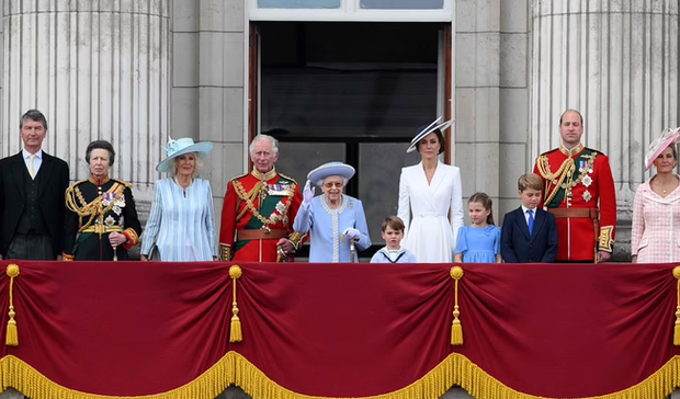 Thời khắc khó quên: Nữ hoàng Anh rạng rỡ xuất hiện trên ban công Cung điện, có cử chỉ đầy xúc động với con nhà Công nương Kate-2