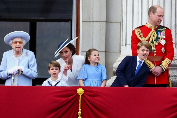 Thời khắc khó quên: Nữ hoàng Anh rạng rỡ xuất hiện trên ban công Cung điện, có cử chỉ đầy xúc động với con nhà Công nương Kate-3