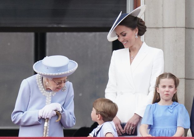 Thời khắc khó quên: Nữ hoàng Anh rạng rỡ xuất hiện trên ban công Cung điện, có cử chỉ đầy xúc động với con nhà Công nương Kate-6