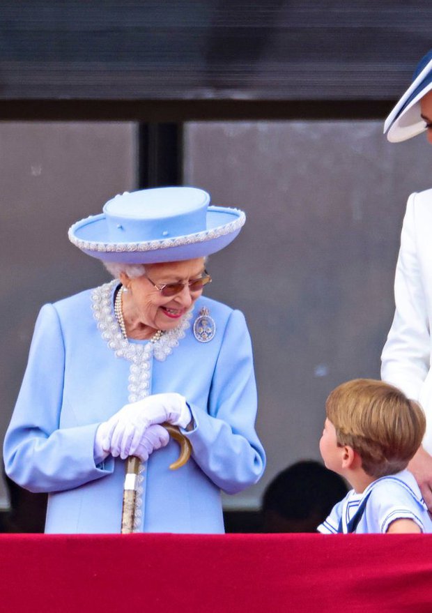 Thời khắc khó quên: Nữ hoàng Anh rạng rỡ xuất hiện trên ban công Cung điện, có cử chỉ đầy xúc động với con nhà Công nương Kate-7