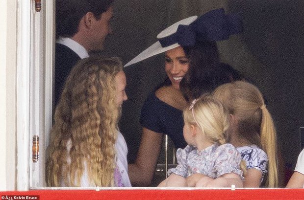 Thời khắc khó quên: Nữ hoàng Anh rạng rỡ xuất hiện trên ban công Cung điện, có cử chỉ đầy xúc động với con nhà Công nương Kate-8
