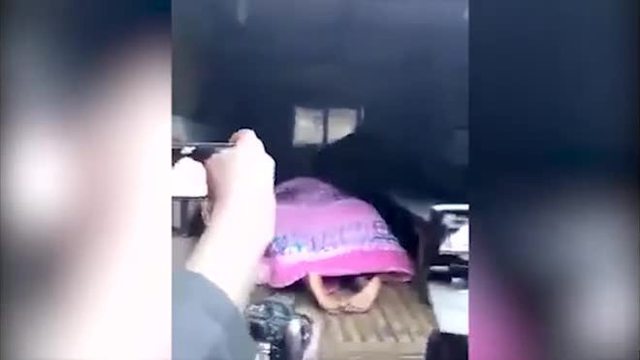 Chồng ăn vụng nhưng không thể chùi mép vì không rút ra được-1