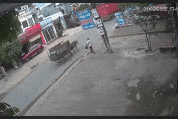 Khoảnh khắc xe container tông văng xe trâu đang đi gom rác trên đường