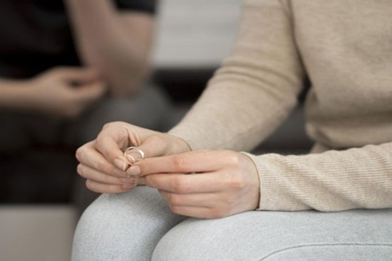 Cha dượng đi kiện đòi lấy lại tiền nuôi con riêng của vợ