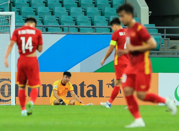 Thủ môn Văn Toản xin lỗi và giải thích về sai lầm trước toàn đội U23 Việt Nam-1