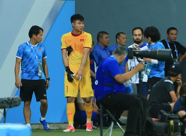 Thủ môn Văn Toản xin lỗi và giải thích về sai lầm trước toàn đội U23 Việt Nam-2