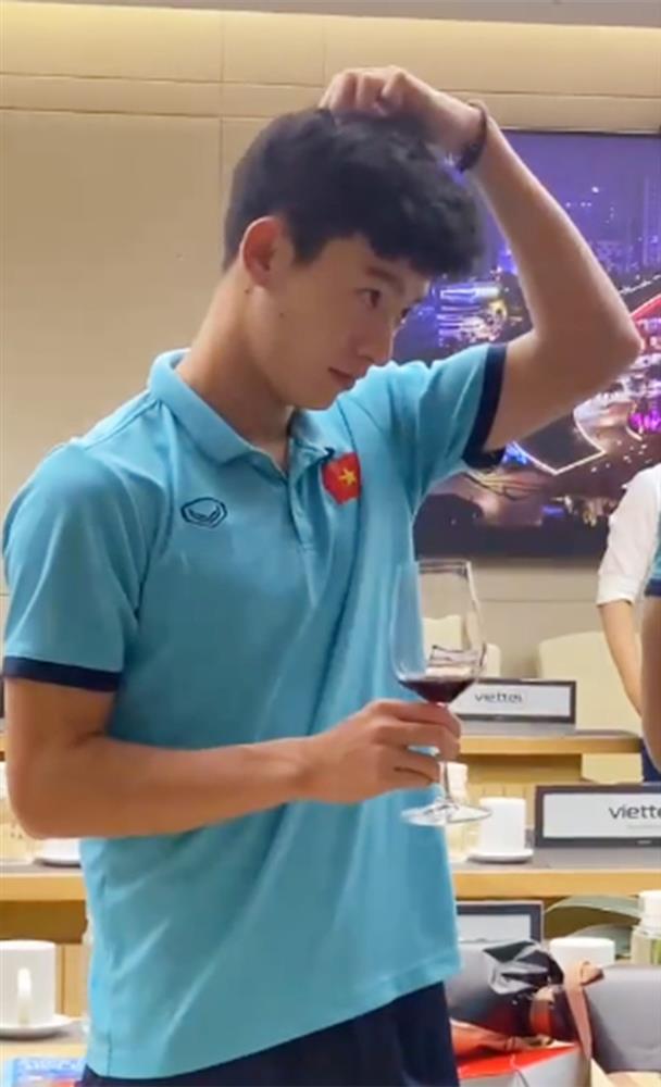 Clip: Zoom cận góc nghiêng nhìn là u mê của Phan Tuấn Tài - cầu thủ vừa sút tung lưới U23 Thái Lan ở giây thứ 18-3