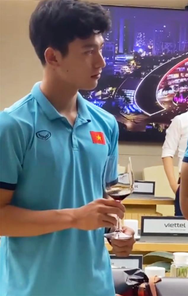 Clip: Zoom cận góc nghiêng nhìn là u mê của Phan Tuấn Tài - cầu thủ vừa sút tung lưới U23 Thái Lan ở giây thứ 18-2