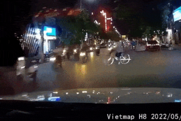 Phóng xe máy tốc độ cao đâm trúng vào ông chú đang sang đường, hành vi sau đó của nam thanh niên càng gây phẫn nộ