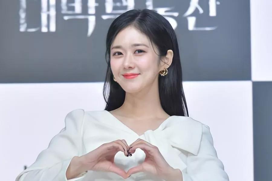 Diễn viên Jang Nara kết hôn ở tuổi 41 với chồng kém 6 tuổi-1