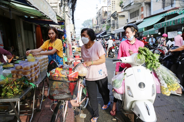 Người Sài Gòn tấp nập đi chợ Tết Đoan Ngọ, tiểu thương hào hứng vì đắt hàng: Một năm chỉ có một ngày-1