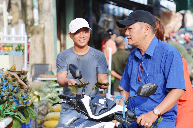 Người Sài Gòn tấp nập đi chợ Tết Đoan Ngọ, tiểu thương hào hứng vì đắt hàng: Một năm chỉ có một ngày-3