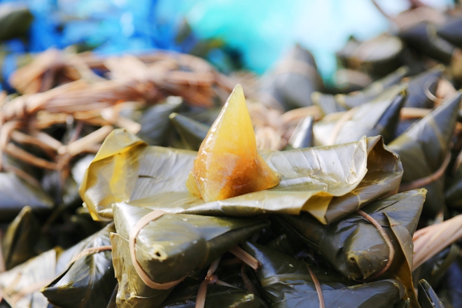 Người Sài Gòn tấp nập đi chợ Tết Đoan Ngọ, tiểu thương hào hứng vì đắt hàng: Một năm chỉ có một ngày-10