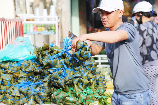 Người Sài Gòn tấp nập đi chợ Tết Đoan Ngọ, tiểu thương hào hứng vì đắt hàng: Một năm chỉ có một ngày-11