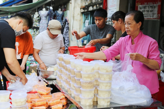 Người Sài Gòn tấp nập đi chợ Tết Đoan Ngọ, tiểu thương hào hứng vì đắt hàng: Một năm chỉ có một ngày-12