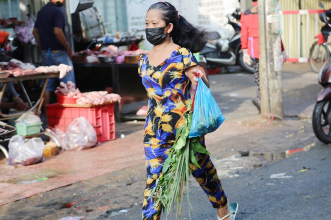 Người Sài Gòn tấp nập đi chợ Tết Đoan Ngọ, tiểu thương hào hứng vì đắt hàng: Một năm chỉ có một ngày-14