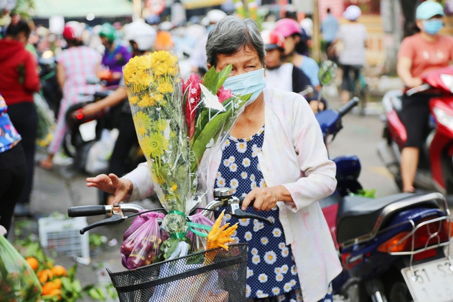 Người Sài Gòn tấp nập đi chợ Tết Đoan Ngọ, tiểu thương hào hứng vì đắt hàng: Một năm chỉ có một ngày-5