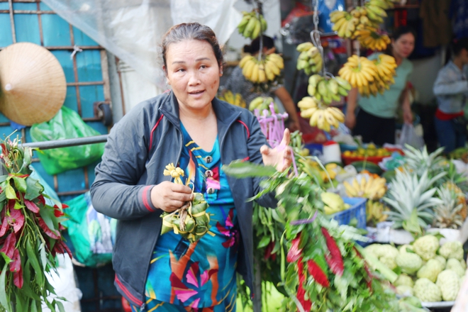 Người Sài Gòn tấp nập đi chợ Tết Đoan Ngọ, tiểu thương hào hứng vì đắt hàng: Một năm chỉ có một ngày-6